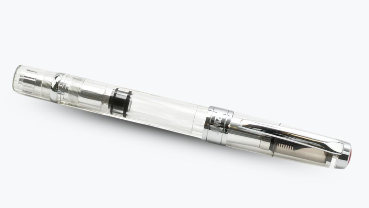 Stylo Plume TWSBI Diamond Mini Clear – Corps Transparent, Piston, Plume Acier M, Démontable, Livré Avec Clé D’entretien